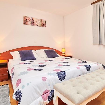 App Sverko Apartman Vilanija Kültér fotó