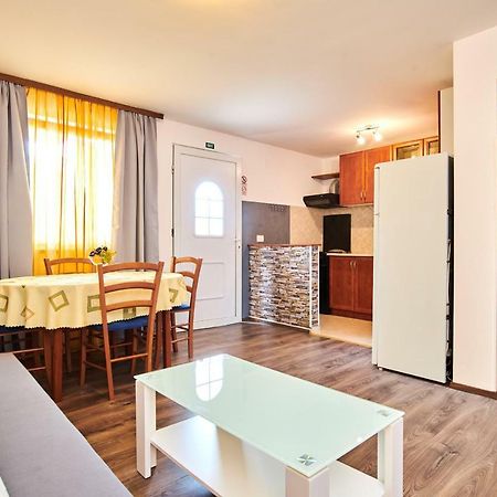 App Sverko Apartman Vilanija Kültér fotó