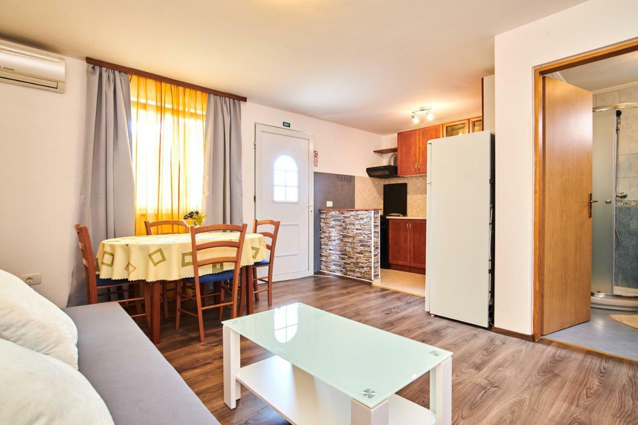 App Sverko Apartman Vilanija Kültér fotó